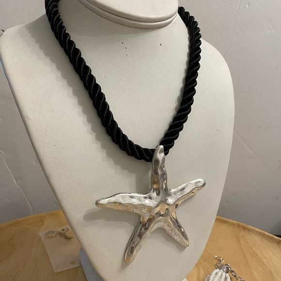 DEAL MACY DEPARTMENT  NECKLACE - Picture 4 of 13